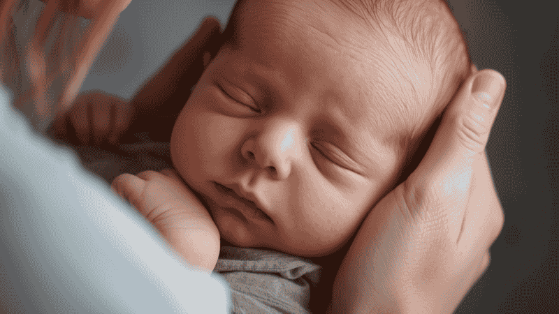 The smooth feeding process after being heated by the baby warmer, and the heartwarming scene of the baby falling asleep peacefully in the parents' arms, symbolize the alleviation of feeding pressure.