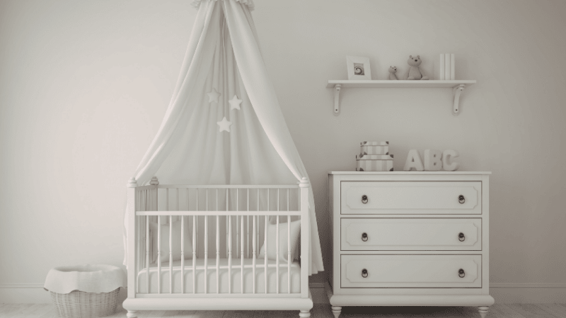 The baby is sleeping peacefully in the crib, with clean milk bottles that have been disinfected and dried in the background, symbolizing the peaceful moment that parents enjoy after completing the tedious household chores.