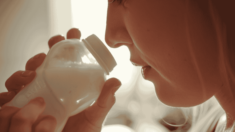 A baby is enjoying a breast milk bath. This is an environmentally friendly method that uses expired but undamaged breast milk to alleviate the baby's eczema and dry skin.